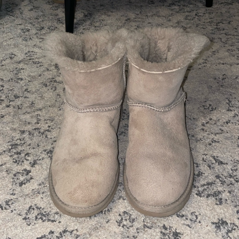 UGG Women’s Bow Mini Bailey Boot - size 6